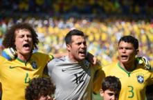 David Luiz, Julio Csar y Thiago Silva cantan el himno de su pas...