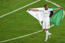 Nabil Bentaleb pasea la bandera de Argelia despus de lograr el pase...