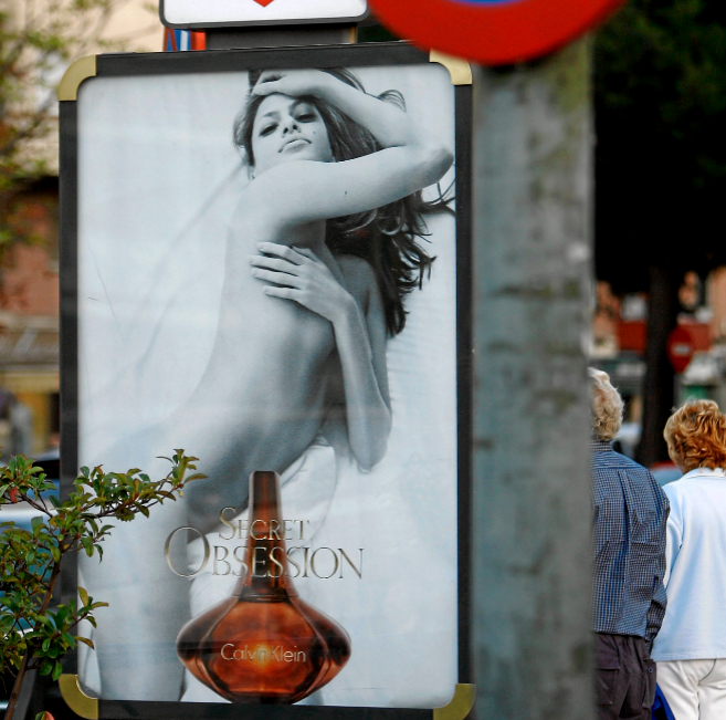 Un cartel de publicidad en el que aparece una modelo desnuda.