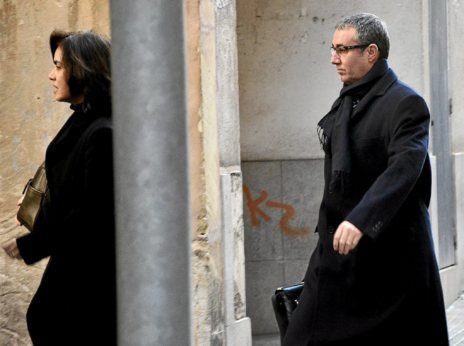 Torres en los juzgados de Palma, precedido de su esposa en 2013.