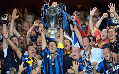 Zanetti levanta la Champions League en el ao 2010.