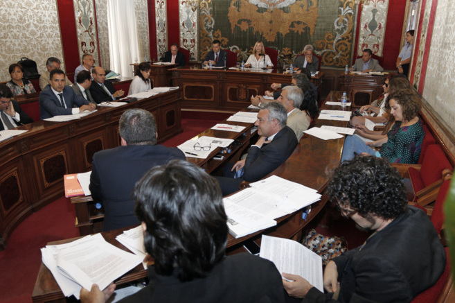 La oposicin y el gobierno municipal de Alicante, durante el pleno de...