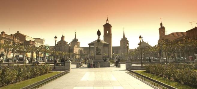 Imagen panormica de la plaza de Cervantes de Alcal de Henares. /...