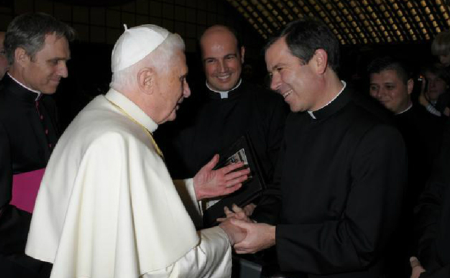El papa Benedicto XVI recibe en audiencia a Corcuera Martnez del...