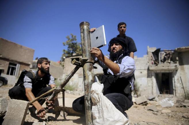 Un grupo de rebeldes sirios en una dotacin de mortero.