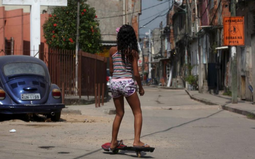 Una nia juega en una de las favelas de Ro de Janeiro.
