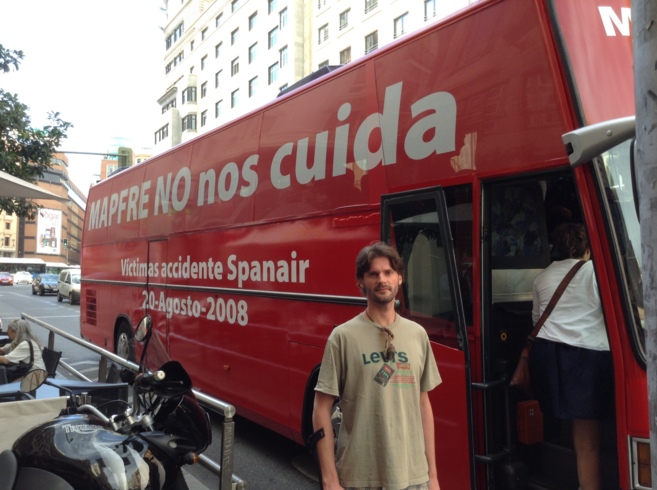Rafael, superviviente del accidente de Spanair de 2008, junto al bus...
