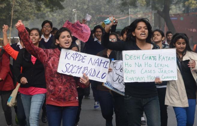 Un grupo de mujeres indias se manifiesta con pancartas contra el...