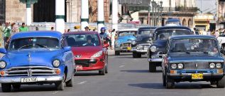 Varios coches por La Habana.