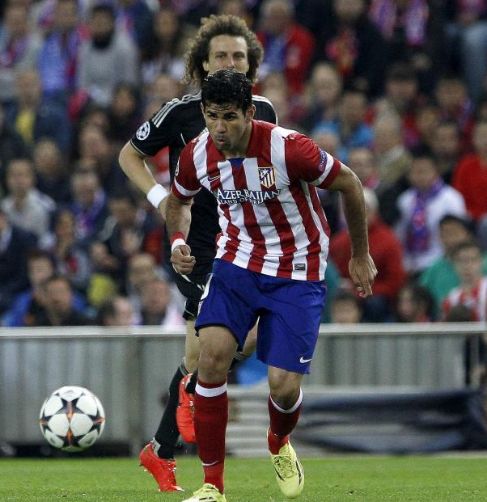 Costa, delante de David Luiz, en el ltimo Atltico de...