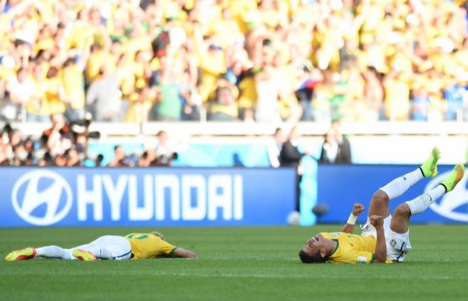 Neymar (izq.) y Thiago Silva lloran tras la clasificacin de Brasil...