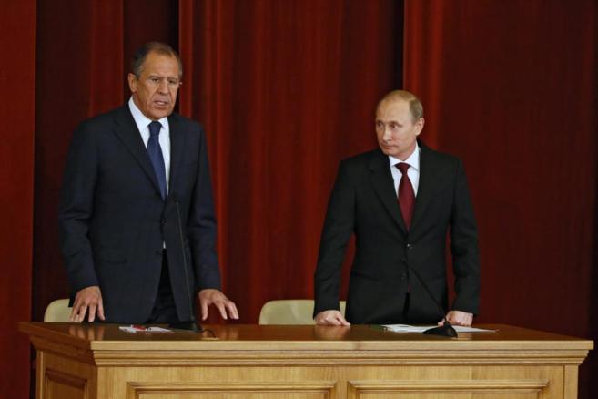 El ministro de Exteriores ruso, Sergei Lavrov junto al presidente...