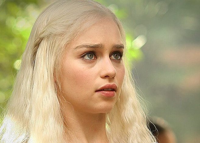 La actriz Emilia Clarke interpretando a Daenerys en la serie...