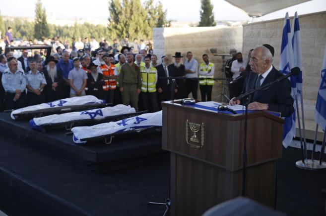 El presidente saliente Simon Peres habla durante el funeral colectivo...