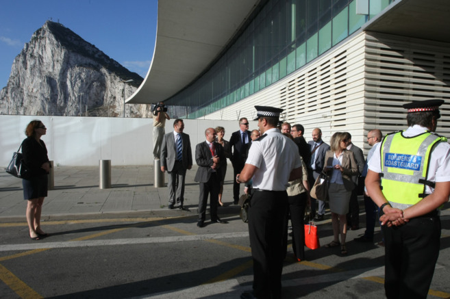 Los inspectores de la UE, esta maana en la frontera de Gibraltar.