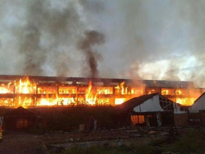 Instalaciones del colegio Izarra en llamas.
