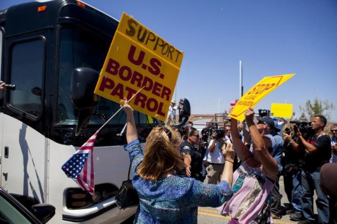 Varias personas bloquean tres autobuses con inmigrantes a su llegada a...