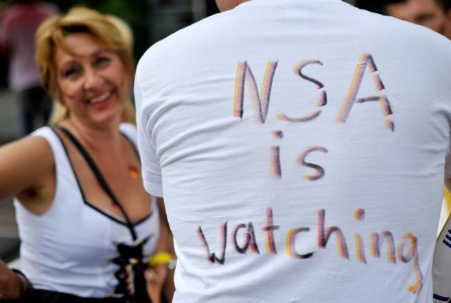 Un alemn protesta contra el espionaje de la NSA