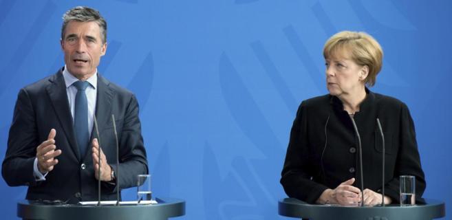 La canciller alemana, Angela Merkel, y el secretario general de la...