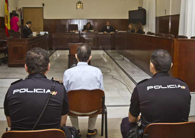 Jos Bretn, de espaldas en el centro, durante el juicio en Huelva...
