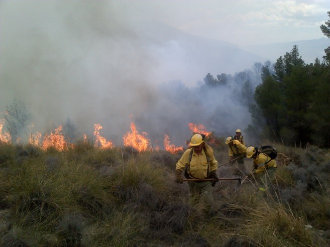 Retenes del Infoca trabajando en un incendio en la provincia de...
