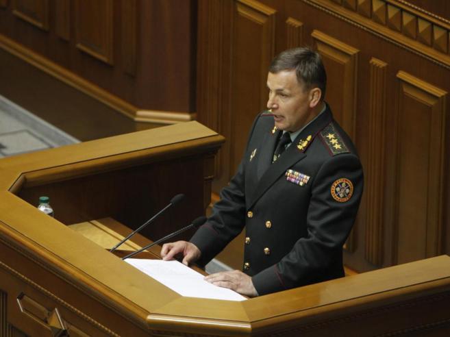 El coronel general Valeri Gueleti habla en el Parlamento de Ucrania...