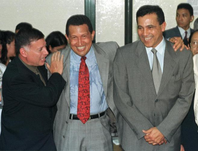 Yoel Acosta Chirinos (dcha.) y Hugo Chvez (centro), tras votar en un...