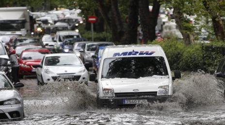 Inundacin en la calle de Arturo Soria.