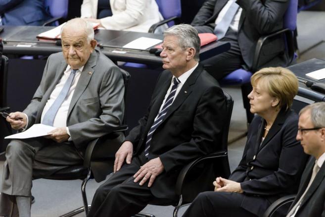 De izda. a dcha., Alfred Grosser, Joachim Gauck y Angela Merkel, en la...