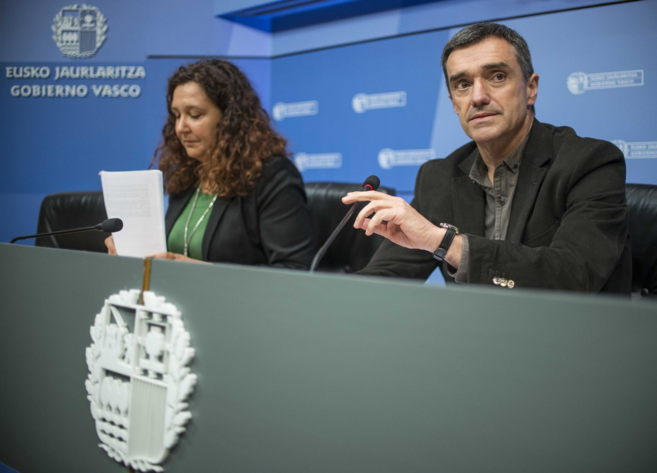 Jonan Fernández con la directora de Derechos Humanos del Gobierno...