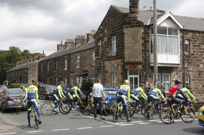 Los ciclistas del Tinkoff-Saxo, en las calles de Leeds.