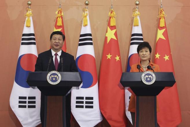 El presiente chino, Xi Jinping, y su homloga surcoreana, Park...