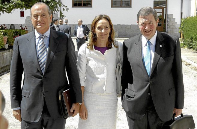 Nuria Lpez de Guereu entre el presidente de Confebask, Miguel...