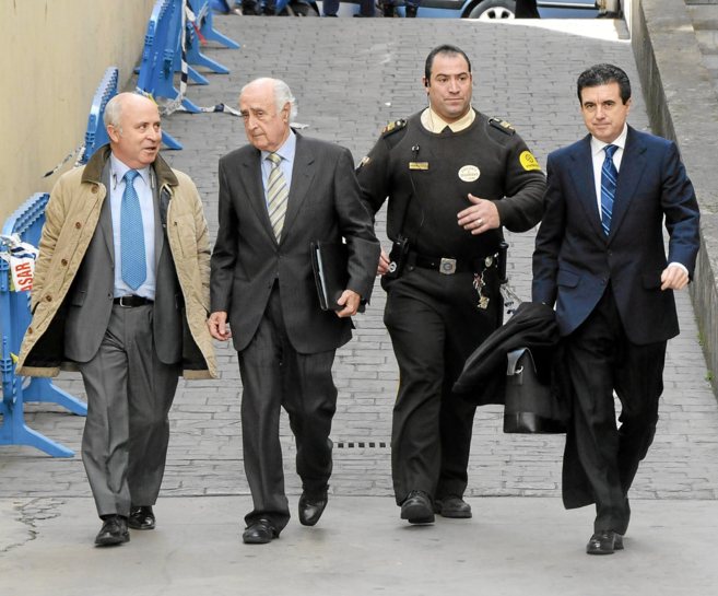 Fernando Areal junto a su cuado Jaime Matas y su abogado en los...