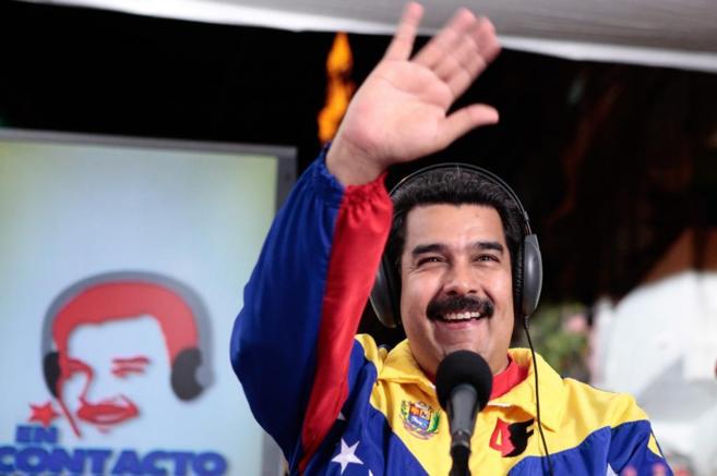 Maduro saluda a sus seguidores en el palacio de Miraflores