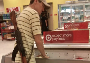Un cliente armado en una de las tiendas.