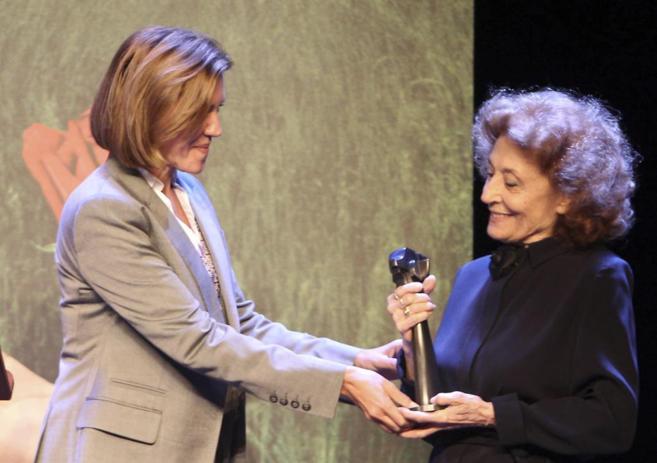 Mara Dolores de Cospedal entrega el premio a Julia Gutirrez Caba