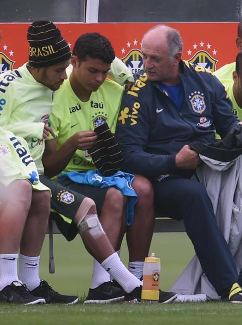Scolari, junto a Neymar y Thiago Silva en un entrenamiento.