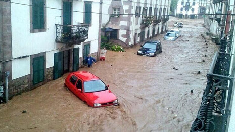 Calles inundadas en la localidad navarra de Elizondo.