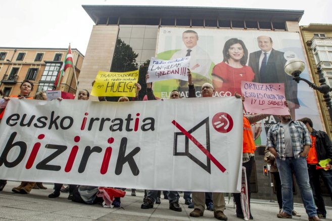 Trabajadores de Radio Euskadi protestan contra la OPE frente a la sede...