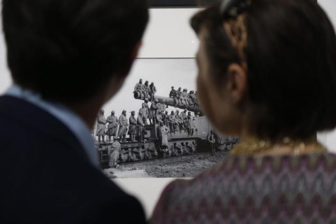 Una pareja observa una fotografa de soldados franceses durante una...