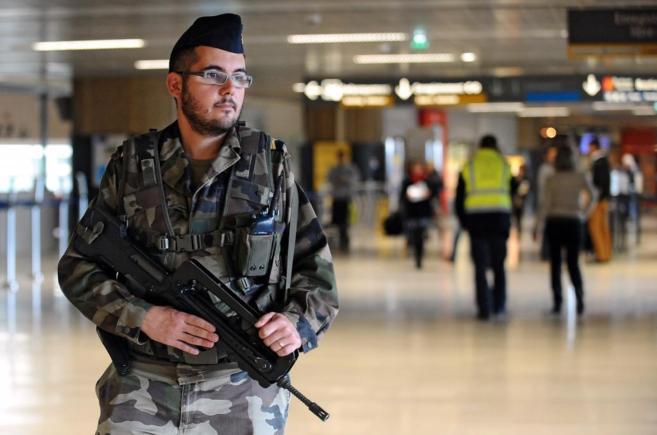 Un soldado hace guardia en el aeropuerto de Toulouse.