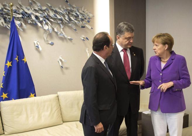 De izda. a dcha., Franois Hollande, Petro Poroshenko y Angela...
