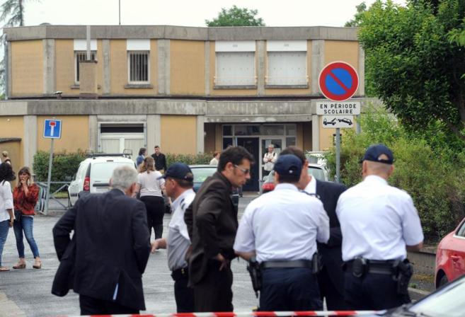 Agentes franceses investigan el asesinato en la escuela Edouard...