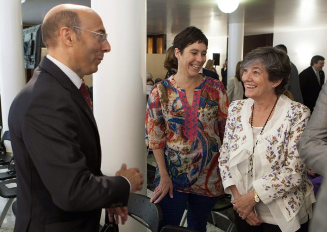 Carlos Urquijo conversa con la portavoz de EH Bildu en el Parlamento,...