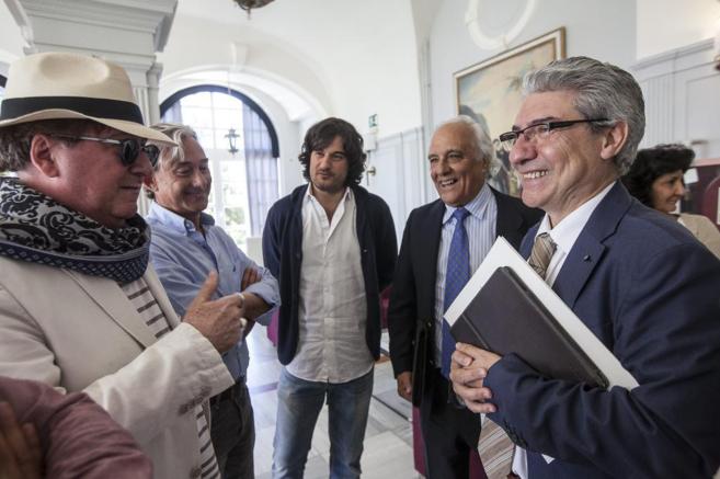 Casimiro Garca-Abadillo (derecha), director de EL MUNDO, conversa...