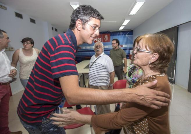 Eduardo Madina saluda a una militante en Murcia.