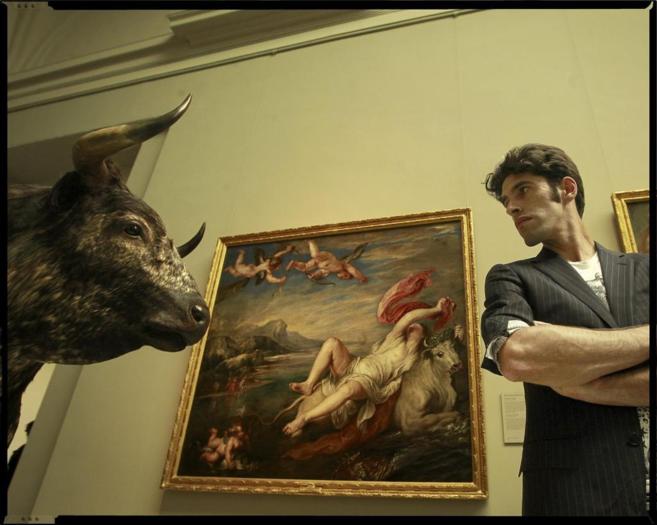 Talavante posa en el Museo del Prado delante de un toro de Veragua