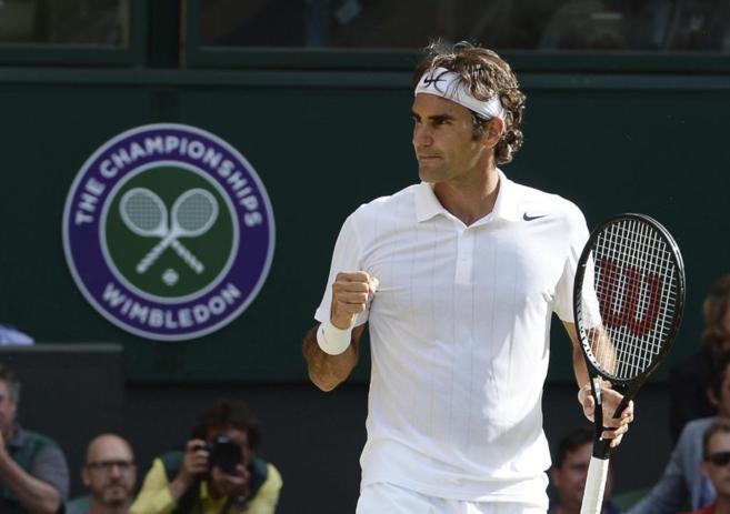 Roger Federer celebra un punto contra Raonic.