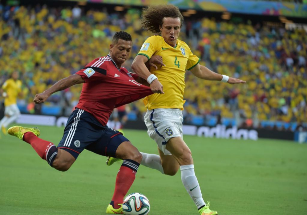 David Luiz agarra al jugador colombiano Fredy Guarin paraevitar que...